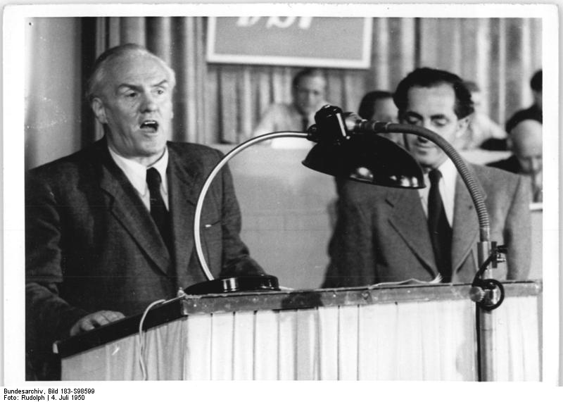 Руководитель советской делегации Н. С. Тихонов выступает на конгрессе писателей в Берлине.  Фотография 1950 года из Федерального архива Германии