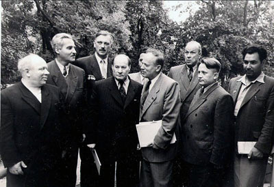 А. Прокофьев (1-й слева) на III съезде писателей БССР. 1954 год